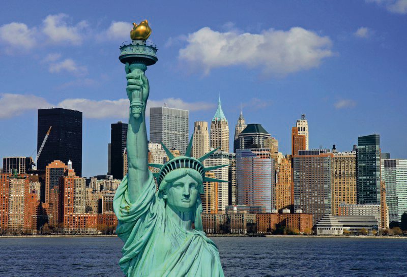 Freiheitsstatue vor der Skyline von New York