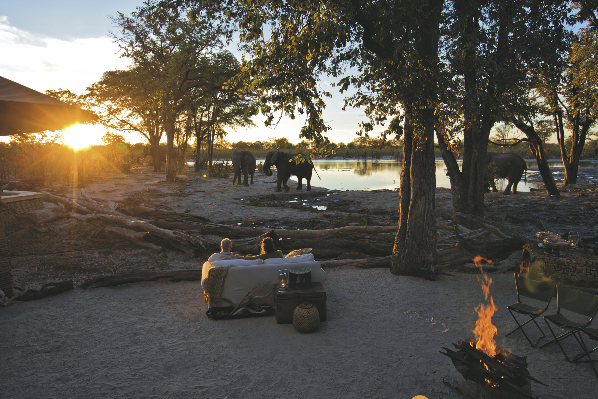 Sundowner am Lagerfeuer, ©Natural Selection